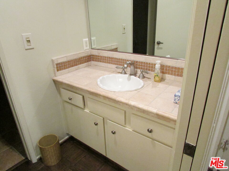 1850 Midvale Avenue, Unit 7 Los Angeles, CA 90025 - Photo 8 of 13 a bathroom with a sink and a mirror