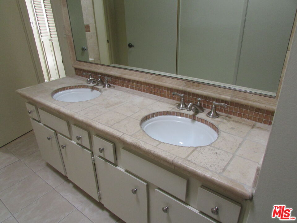 1850 Midvale Avenue, Unit 7 Los Angeles, CA 90025 - Photo 9 of 13 a bathroom with double sink and a mirror