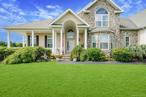 $999,000 | 6 Westover Court, Shoreham, NY 11786