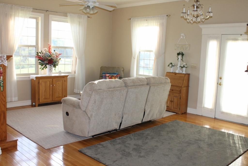 192 Longfield Road Fincastle, VA 24090 - Photo 3 of 21 LivRm1