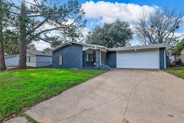 $1,795 | 2504 South Fielder Road, Arlington, TX 76015