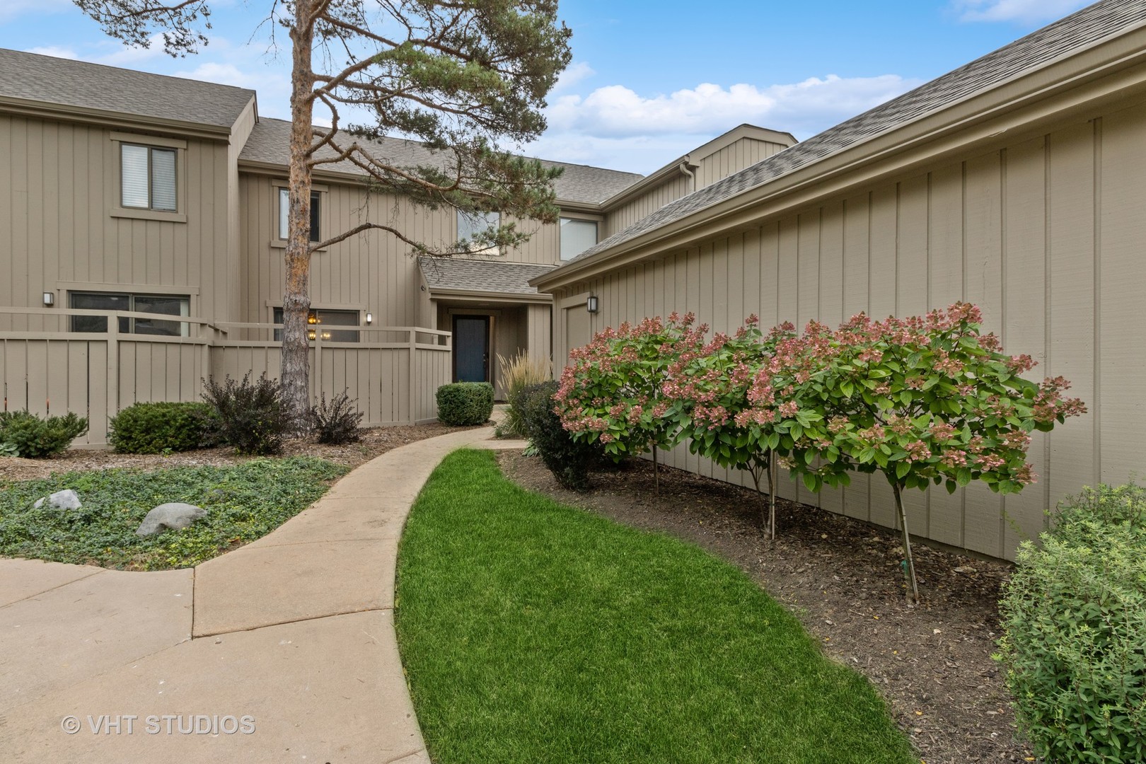 463 Old Barn Road Lake Barrington, IL 60010 - Photo 2 of 18 Gallery Image 2
