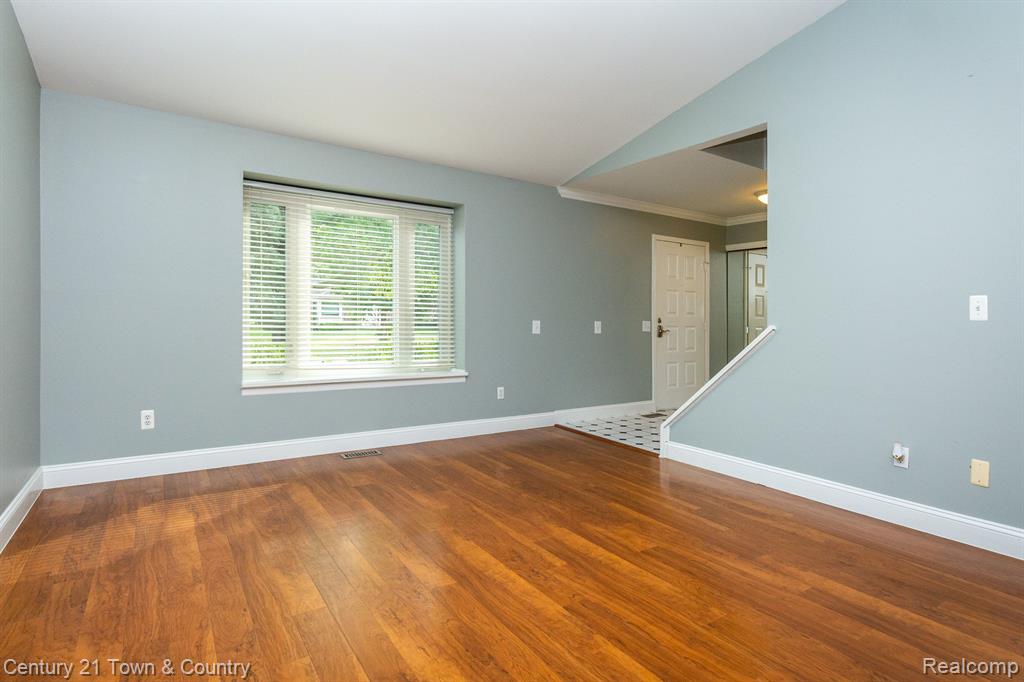 562 Lockport Road Rochester, MI 48307 - Photo 8 of 38