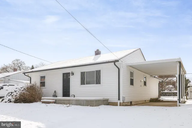 a view of a house with a outdoor space