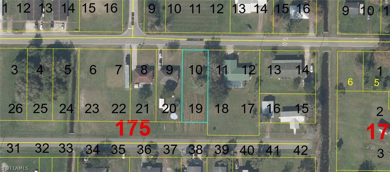 464 Avenue R Moore Haven, FL 33471 - Photo 3 of 3 a bathroom with a shower