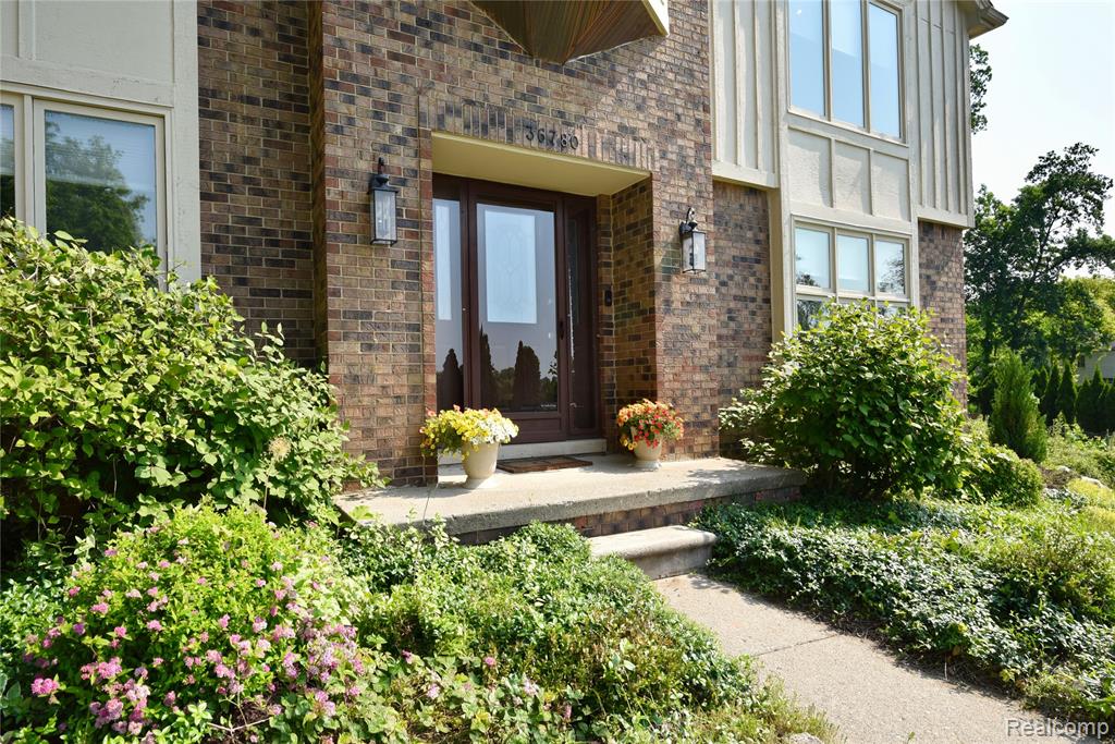 36780 Chesapeake Road Farmington Hills, MI 48335 - Photo 2 of 37 Gallery Image 2
