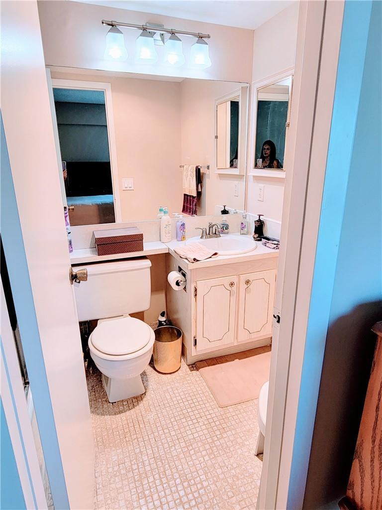 199 Preston Way, Unit 199 Boca Raton, FL 33434 - Photo 5 of 12 Bedroom bathroom
