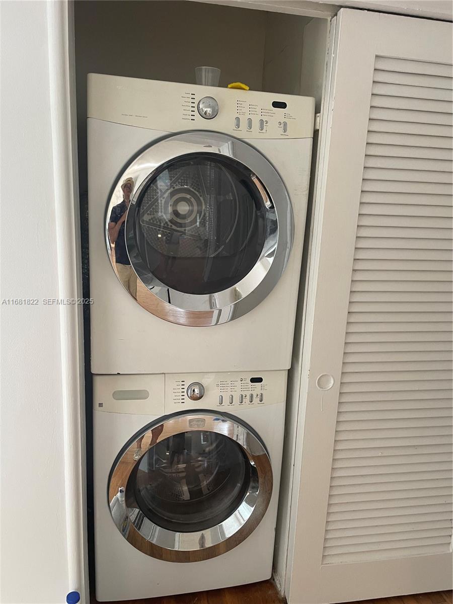 3921 Meridian Avenue Miami Beach, FL 33140 - Photo 26 of 29 a utility room with dryer and washer