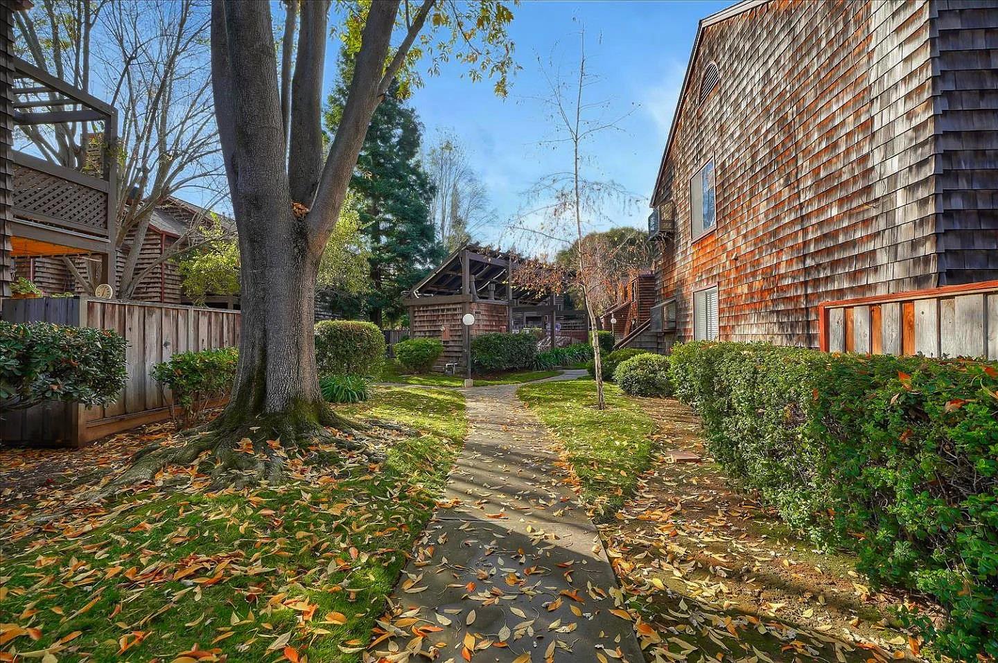 1555 Hecker Pass Road, Unit H102 Gilroy, CA 95020 - Photo 31 of 34 a view of a backyard