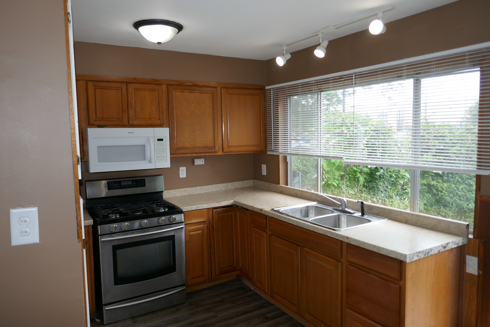 412 Salem Square Bolingbrook, IL 60440 - Photo 6 of 20 a kitchen that has a sink and a stove