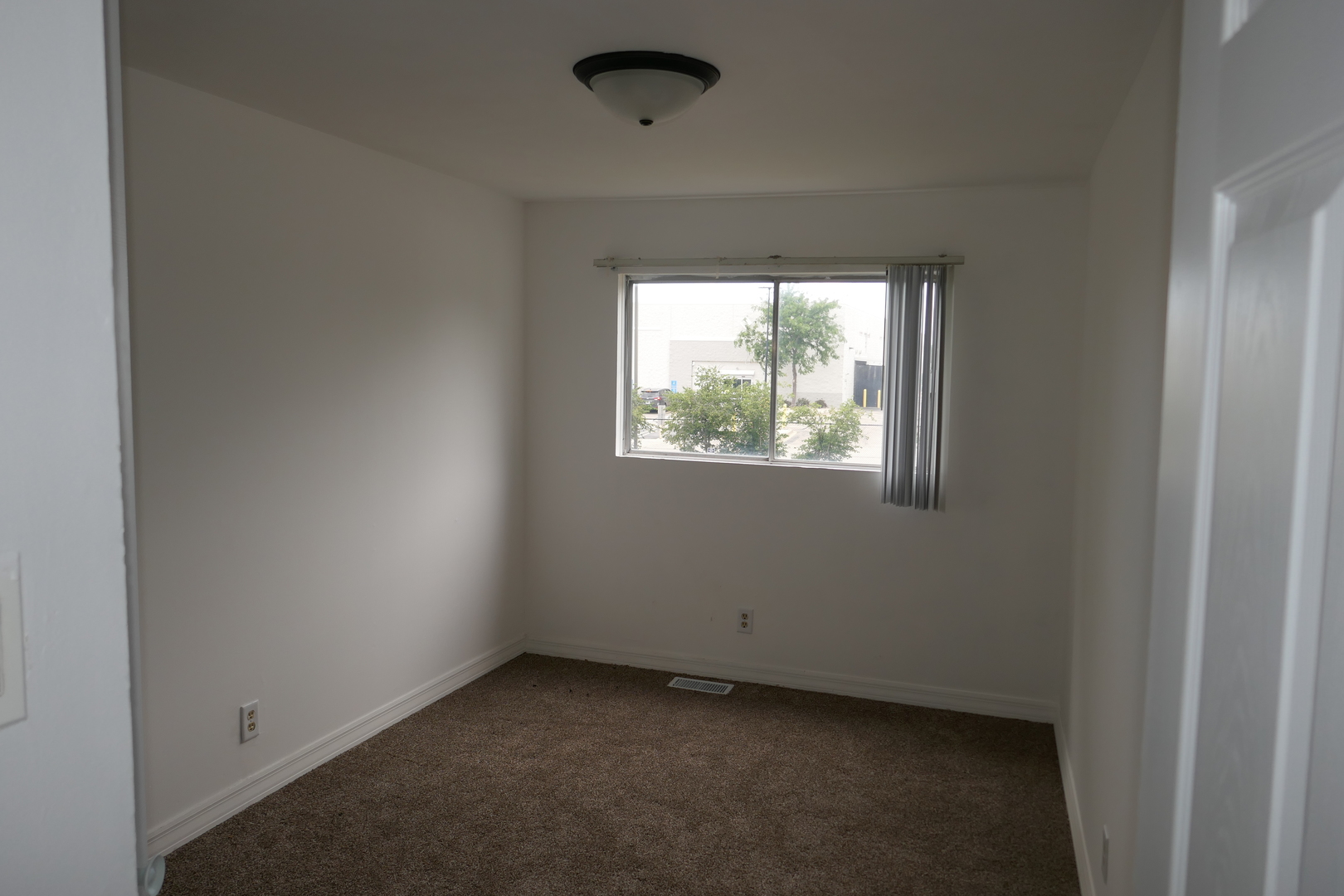 412 Salem Square Bolingbrook, IL 60440 - Photo 9 of 20 an empty room with a window