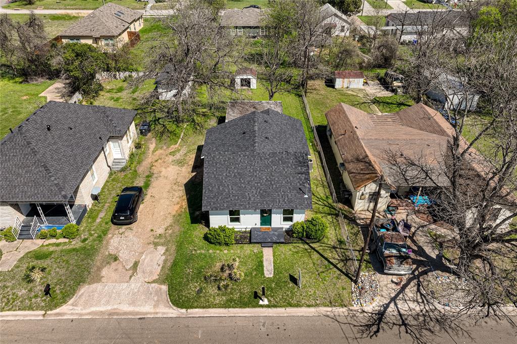 815 Garrison Street Waco, TX 76704 - Photo 34 of 36 an aerial view of multiple houses with yard