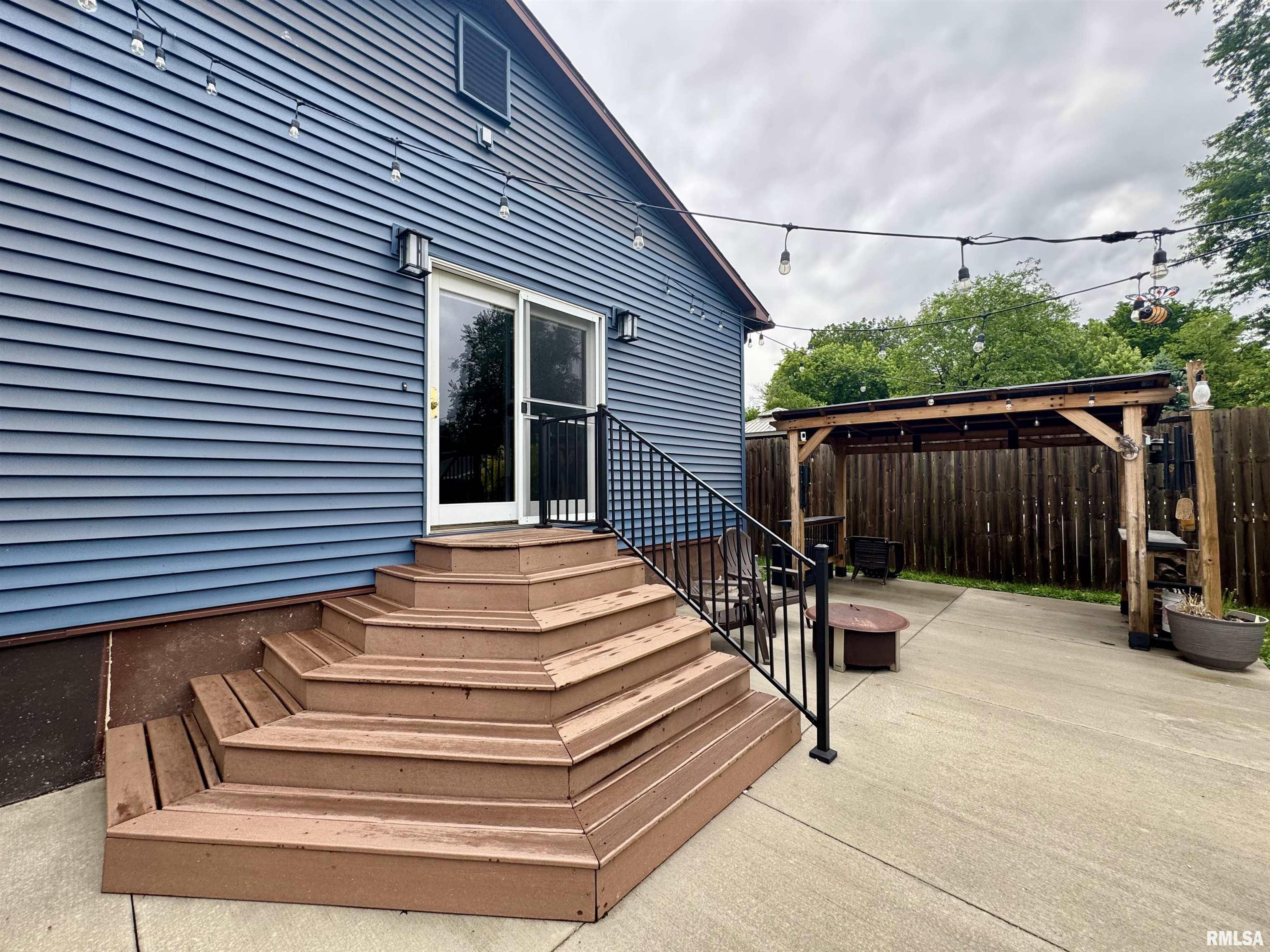 388 West Maple Street Canton, IL 61520 - Photo 4 of 38