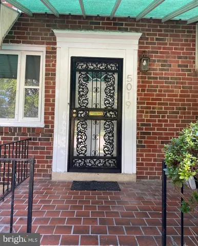 a sign that is on the side of a brick building