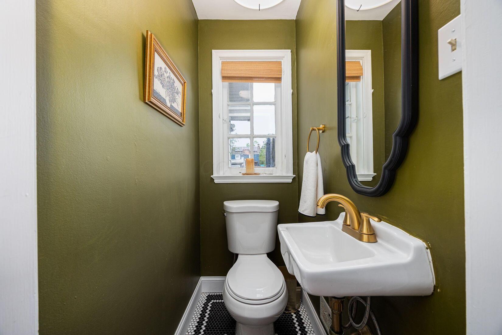 922 South Remington Road Columbus, OH 43209 - Photo 26 of 56 1st Floor Half Bath