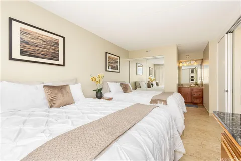 $680,000 | 201 ʻŌhua Avenue, Unit MAUKA 1706, Honolulu, HI 96815