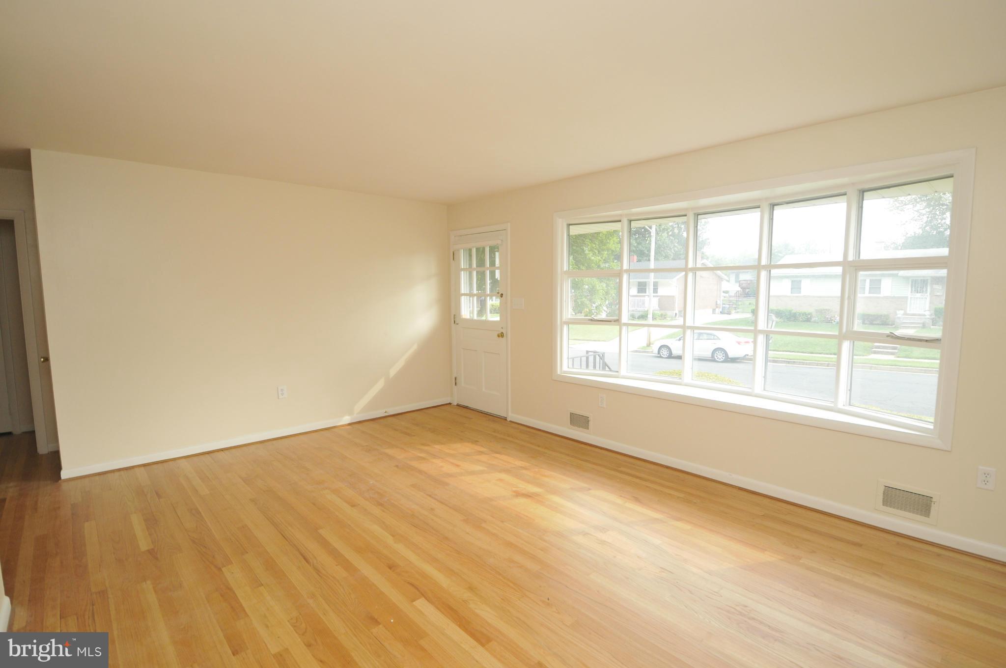 6744 Ransome Drive Baltimore, MD 21207 - Photo 3 of 25 Living Room