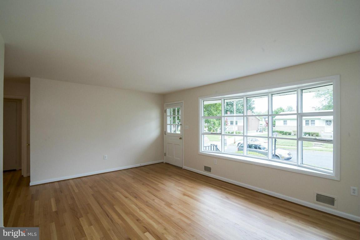 6744 Ransome Drive Baltimore, MD 21207 - Photo 4 of 25 Living Room