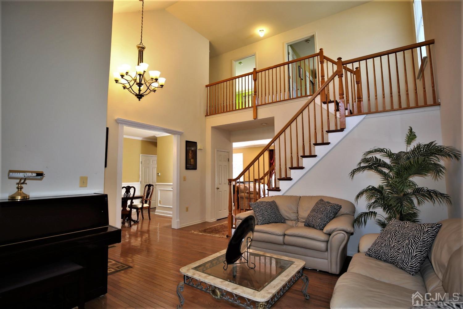 28 Lexington Road Monmouth Junction, NJ 08852 - Photo 4 of 55 a living room with furniture flowerpot and wooden floor