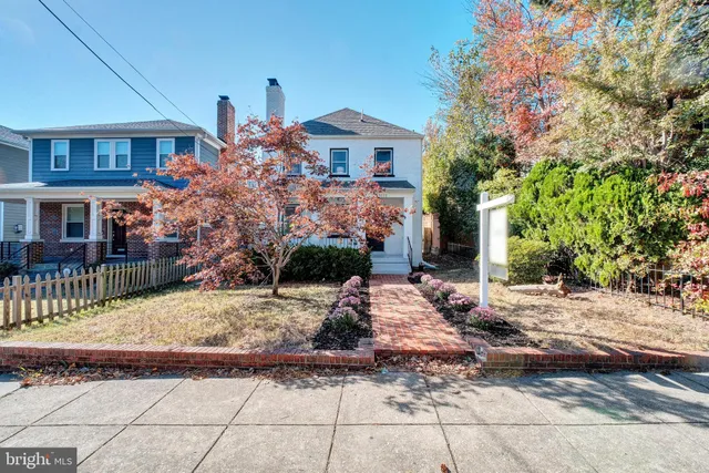 a view of a house with a small yard and plants