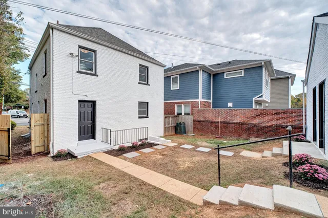 a view of a house with backyard