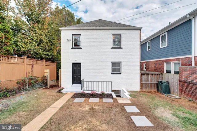 a view of backyard of the house