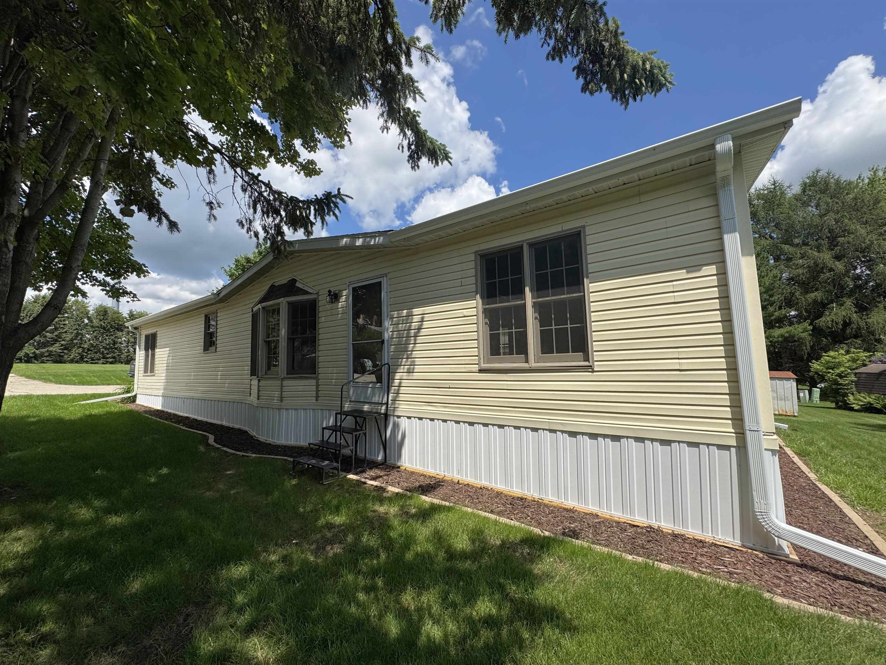 2018 Edgeview Drive Monroe, WI 53566 - Photo 8 of 30