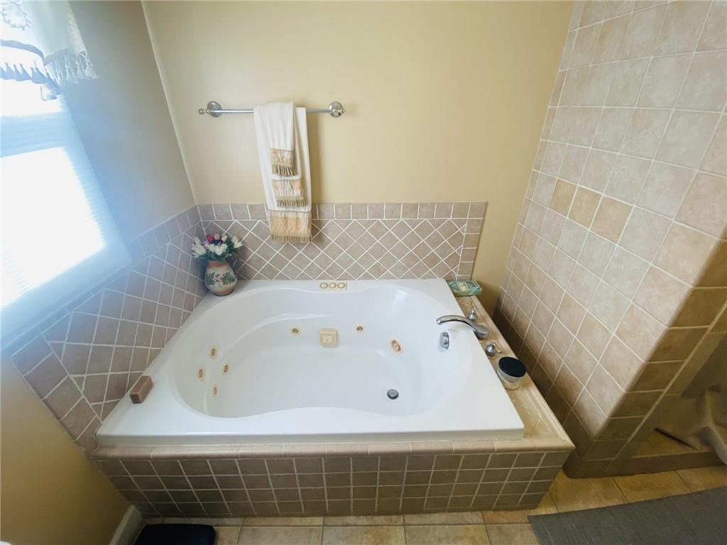 16 Coates Avenue New Castle, PA 16101 - Photo 16 of 23 a bathroom with a bathtub