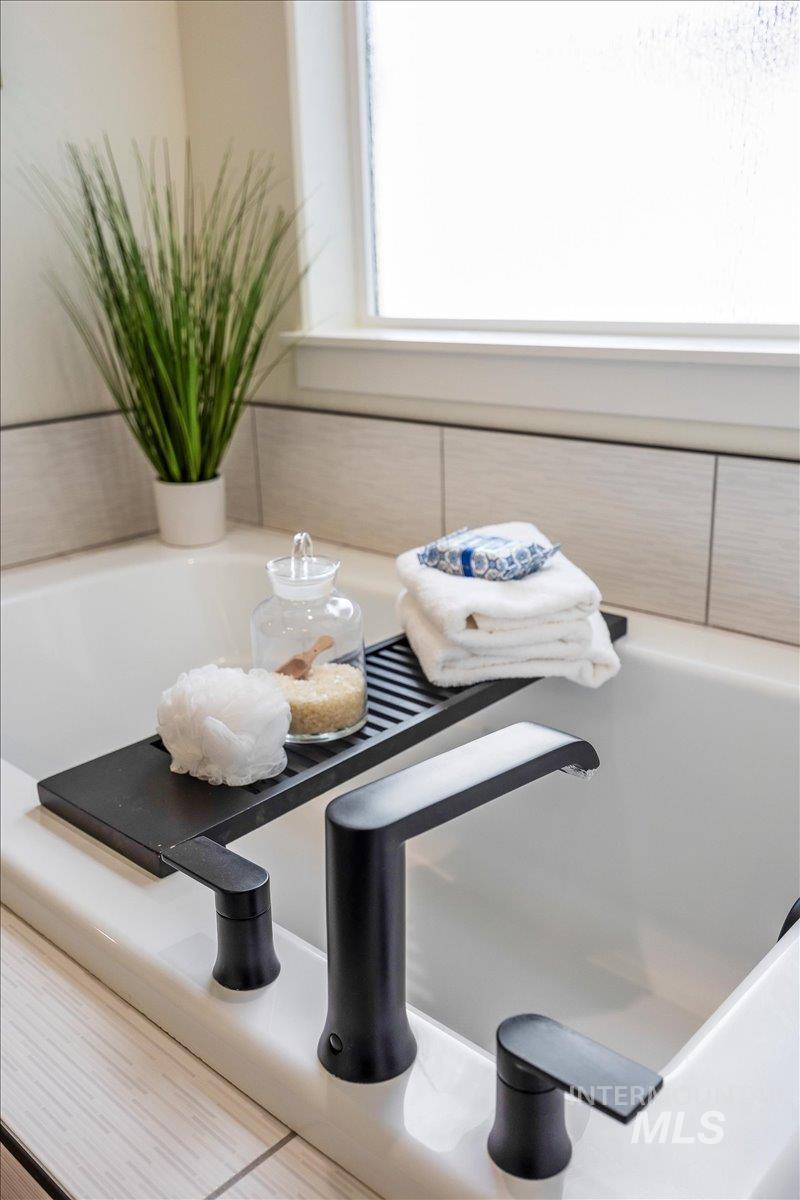 924 Trapper Peak Road Kimberly, ID 83341 - Photo 27 of 40 Bathroom view of a garden tub and a sink