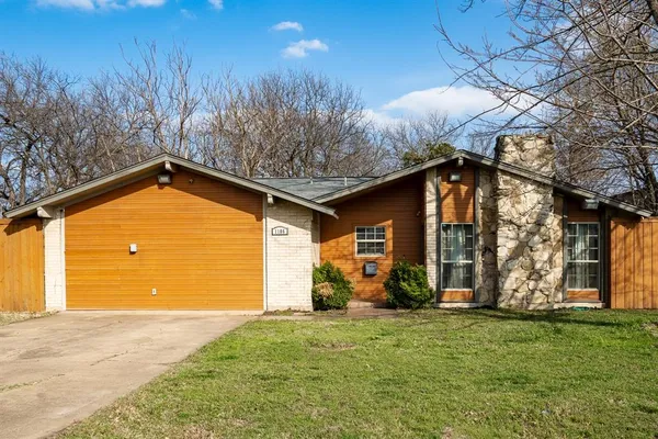 a view of a house with backyard
