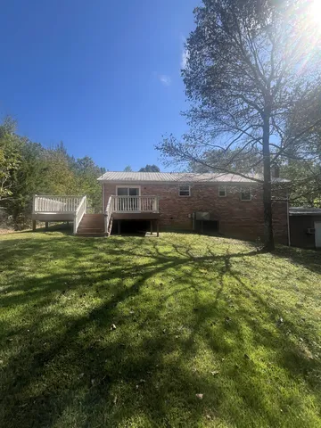 a view of a bench in the backyard of a house