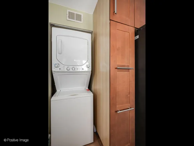 $299,900 | 2067 West Farwell Avenue, Unit 3S, Chicago, IL 60645