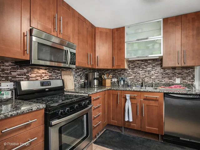$299,900 | 2067 West Farwell Avenue, Unit 3S, Chicago, IL 60645