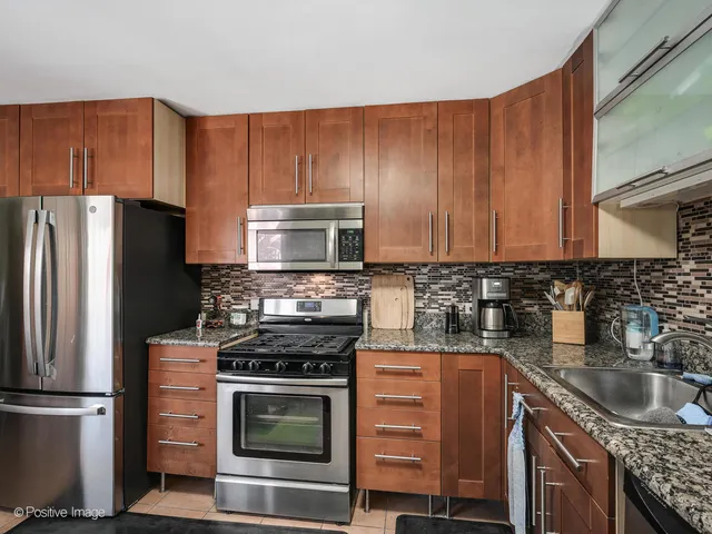 $299,900 | 2067 West Farwell Avenue, Unit 3S, Chicago, IL 60645