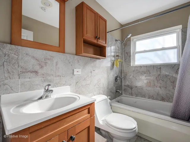 $299,900 | 2067 West Farwell Avenue, Unit 3S, Chicago, IL 60645