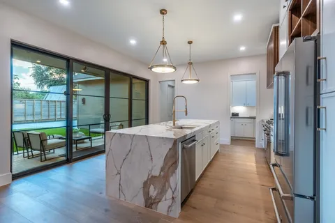 $1,399,900 | 309 Avenue Of Oaks Street, Houston, TX 77009
