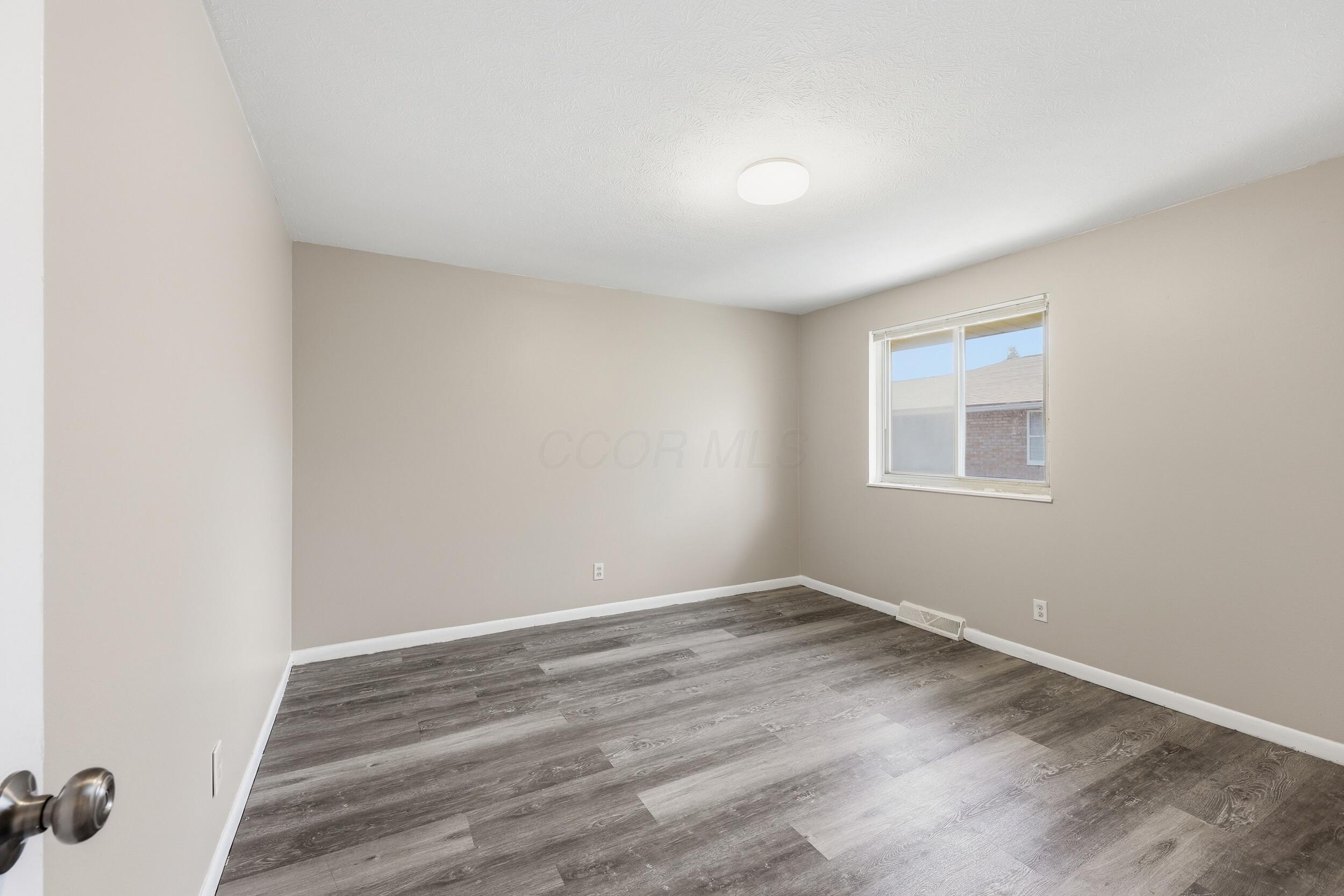 1759 Lonsdale Road, Unit B Columbus, OH 43232 - Photo 10 of 17 Bedroom #1 is big enough for a king size bed and bedroom furniture.