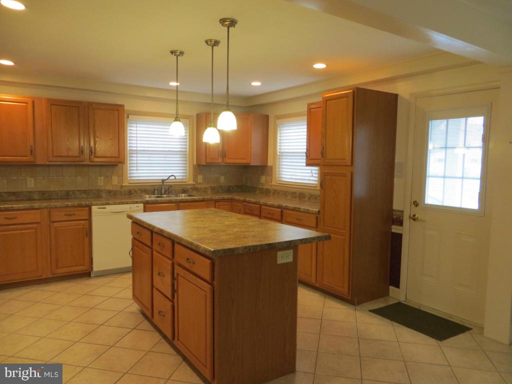 1406 North Colebrook Road Manheim, PA 17545 - Photo 4 of 37