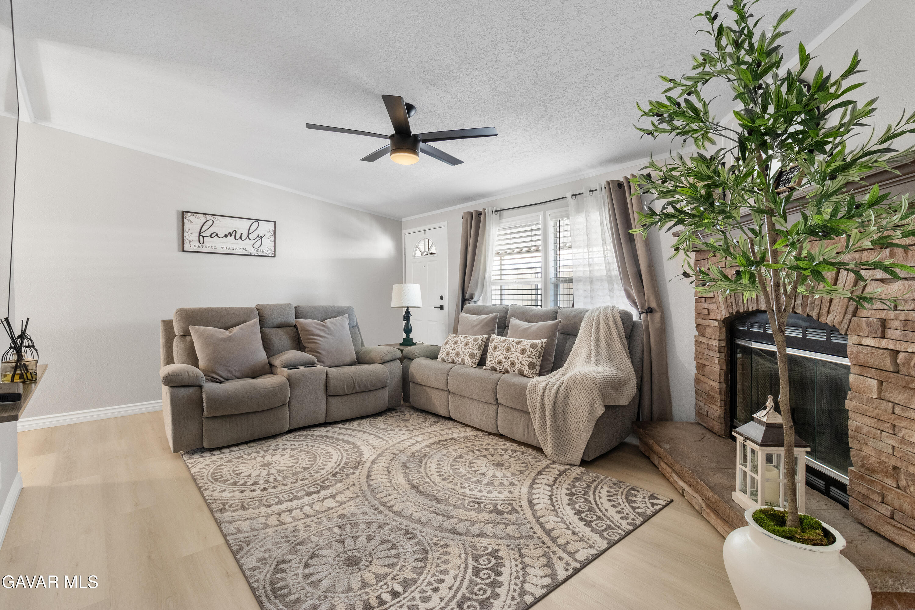 14556 East Tehachapi Boulevard Tehachapi, CA 93561 - Photo 5 of 29 Living room-2