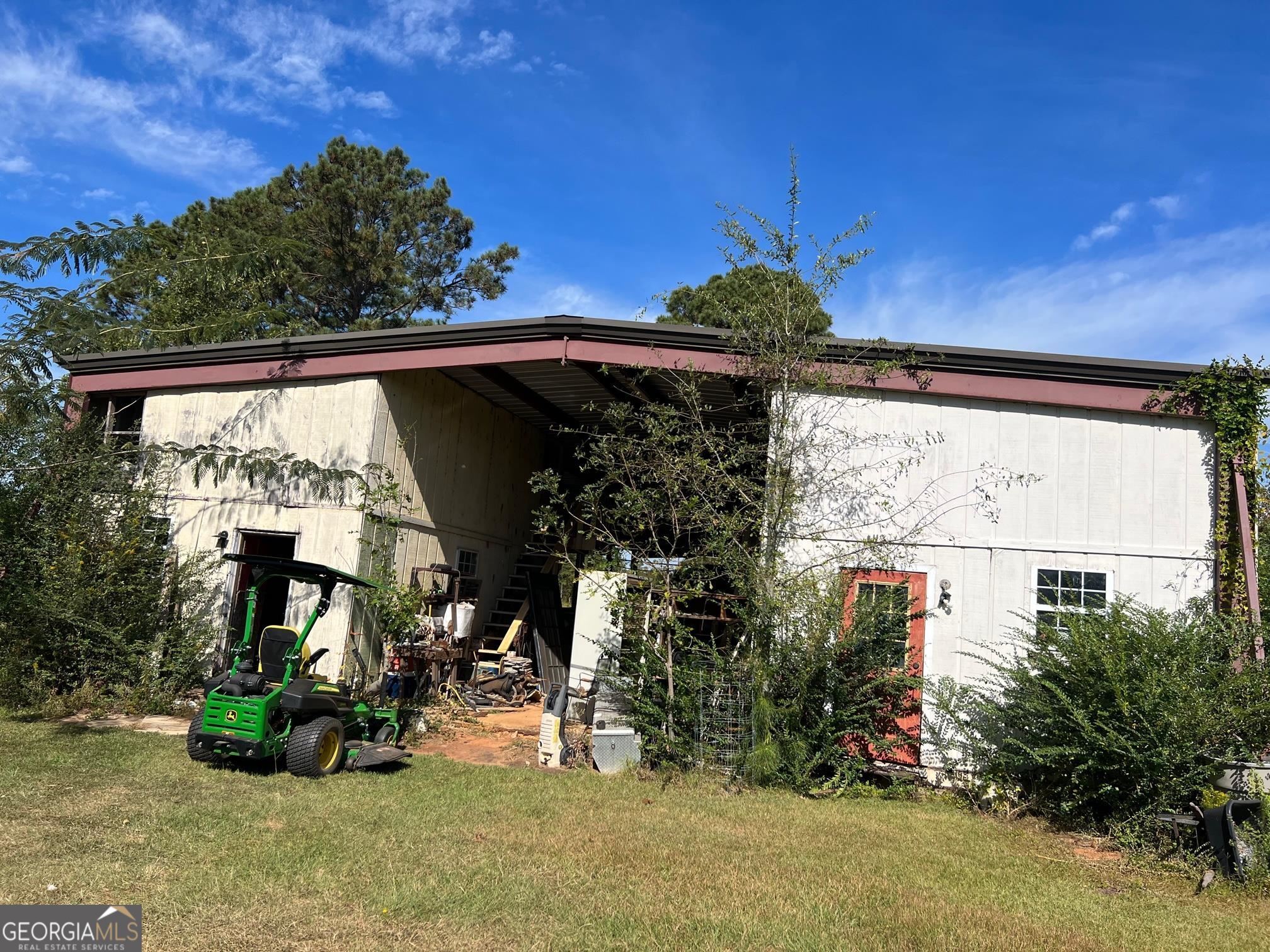 327 Deer Point Road, Unit 492 Georgetown, GA 39854 - Photo 5 of 10 a front view of a house with garden
