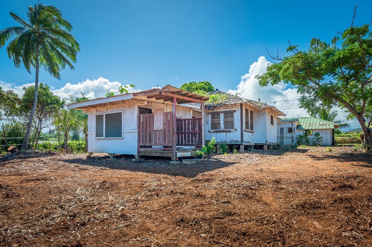 4964 La Road Kapaa, HI 96746 - Photo 12 of 18 a front view of a house with a garden