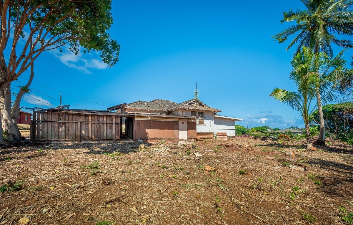 4964 La Road Kapaa, HI 96746 - Photo 13 of 18 a front view of a house with a yard