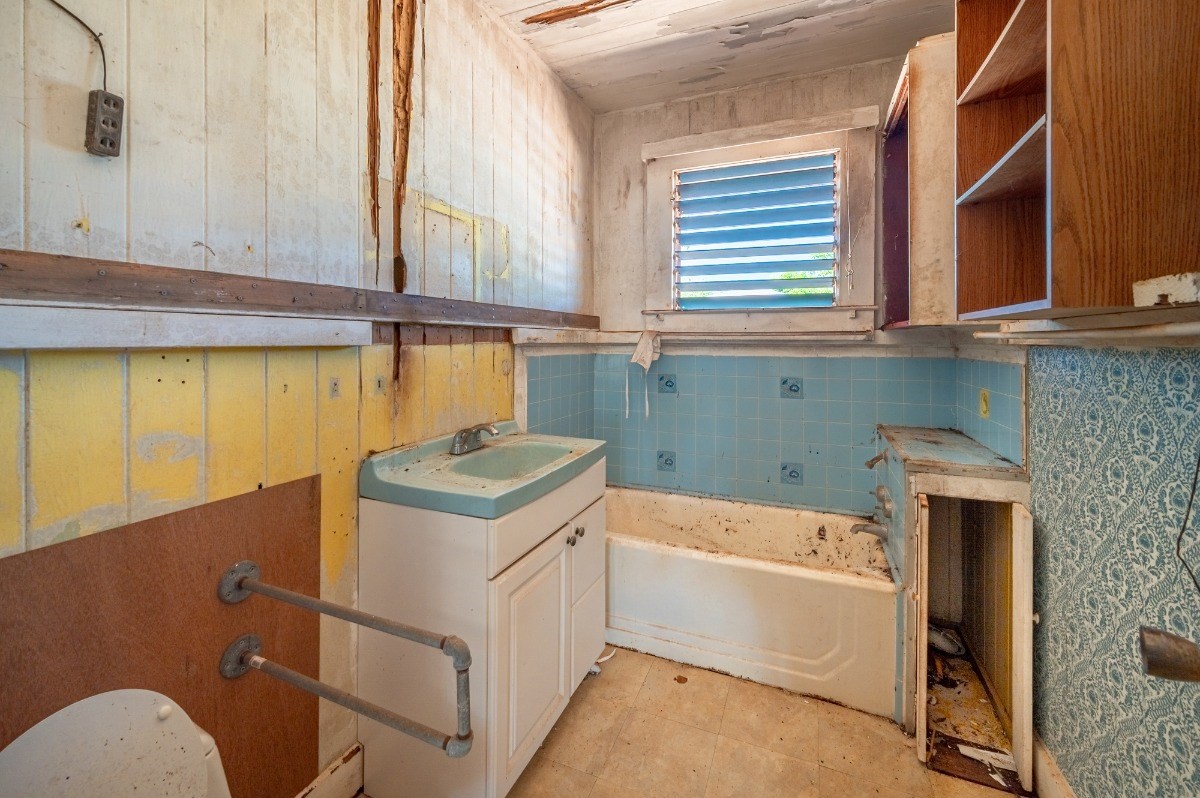 4964 La Road Kapaa, HI 96746 - Photo 16 of 18 a bathroom with a sink a toilet and bathtub