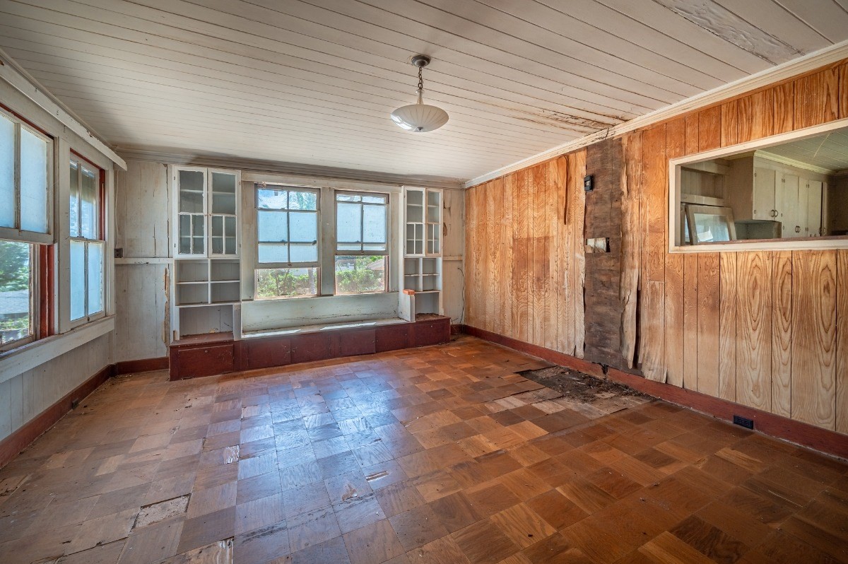 4964 La Road Kapaa, HI 96746 - Photo 18 of 18 an empty room with windows