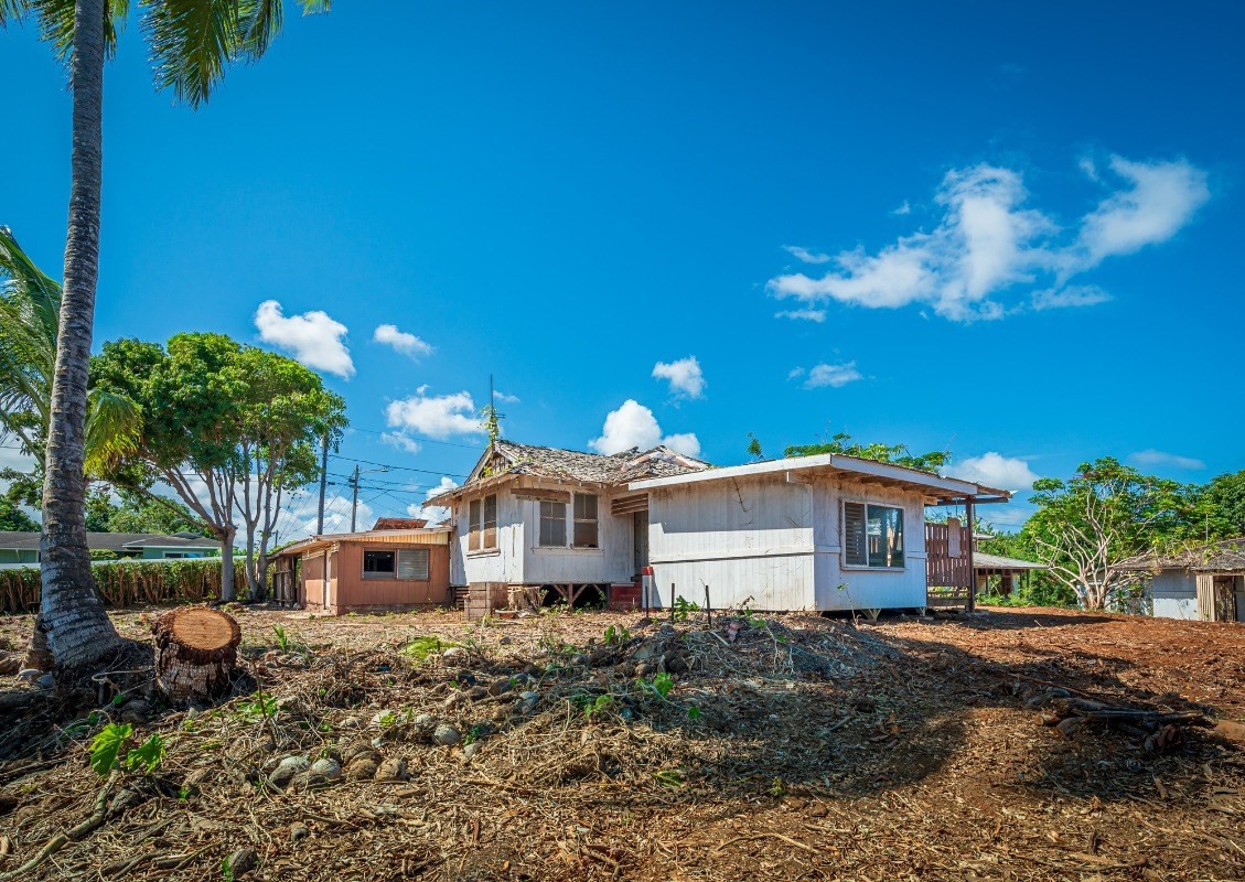 4964 La Road Kapaa, HI 96746 - Photo 10 of 18 a front view of a house with a yard