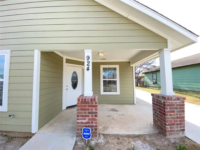 $1,795 | 924 East Annie Street, Fort Worth, TX 76104