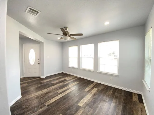 $1,795 | 924 East Annie Street, Fort Worth, TX 76104