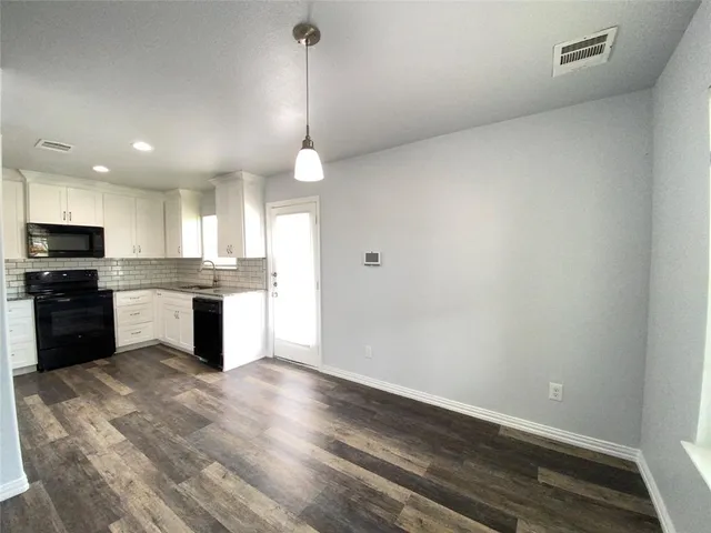 $1,795 | 924 East Annie Street, Fort Worth, TX 76104