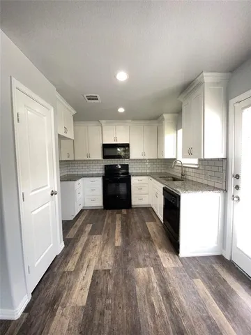 $1,795 | 924 East Annie Street, Fort Worth, TX 76104