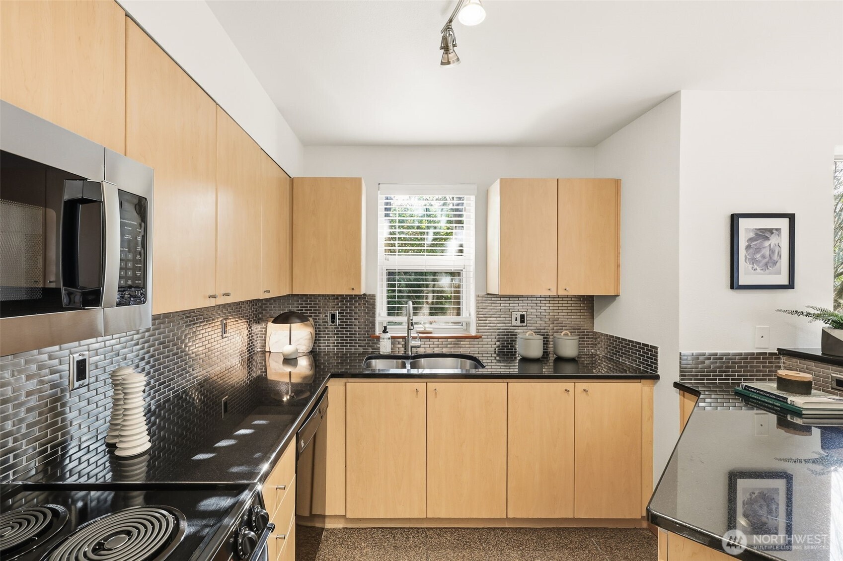 412 11th Avenue, Unit 206 Seattle, WA 98122 - Photo 12 of 28